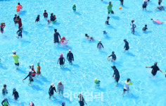 [포토] 풀장으로 변한 초등학교 운동장