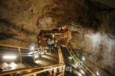 [폭염탈출①] 송골송골 땀방울이 쏙, 더위 피해 도심 속 동굴로