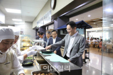 [포토] 사내 식당 또 찾은 이재용 삼성전자 부회장