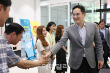 [포토] 현장 찾은 이재용, 직원들과 악수하며 격려