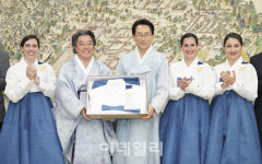 [포토] 종로구, 스페인 밀레니엄 합창단에 한복 전달