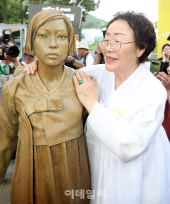 [포토]‘위안부’ 기림비 어깨잡아주는  이용수 할머니