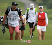 [포토] 정연주 캐디 이순석과 함께 즐겁게