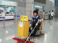 [이종일의 공항24시]⑤한국의 관문…미화원 청결 기본, 미소는 덤
