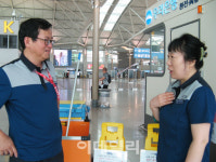 [이종일의 공항24시]⑤한국의 관문…미화원 청결 기본, 미소는 덤
