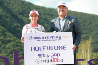 [포토] 행운골퍼 김현수 '시즌 두 번째 홀인원하며 고급승용차만 두 대'