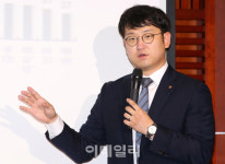 임보형증권투자연구원 | [포토]전병하 NH투자증권 연구원, '두자릿수 금리에 반하다'