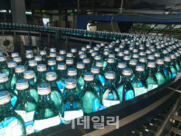 [르포]40년 만에 제2전성기…진로소주 생산 공장 철야작업
