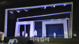 [포토]궂은 날씨에도 리허설..야외 오페라 마술피리