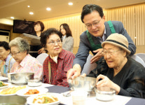 [포토] 어르신들께 배식하는 채현일 영등포구청장