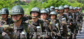 육군 신병 훈련 1주 단축안 백지화…20 완전군장 행군도 존치