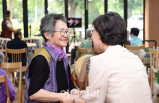 [포토]추석명절 맞아 노인요양시설 위문한 이화순 경기도부지사