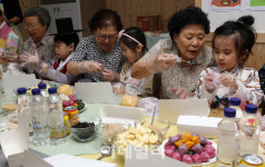 [포토] 할머니와 함께 송편 만들기