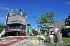 [놀다가는 휴게소①] 테마파크가 아니라 휴게소 ‘덕평자연휴게소’
