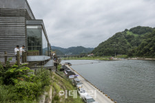 [놀다가는 휴게소④]도리뱅뱅이도 먹고 수상 레저도 즐기고 ‘옥천 금강휴게소’