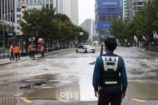 [포토]서대문구 통일로 인근 상수도관 파열, 통제된 도로