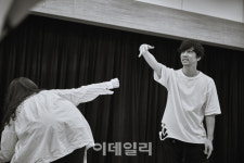 자폐 딛고 세계적 동물학자로..연극 탬플