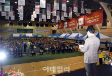 [포토]어르신 문화한마당 참석해 인사하는 안병용 의정부시장