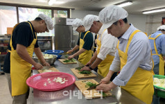 [포토] 반찬만드는 동아오츠카 임직원