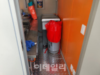 노점상 사라진 영등포역 앞 거리…행인은 `방긋`, 상인은 `울상`