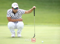 [포토]김태우 내리막퍼트 신중하게