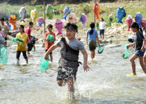 [포토] 맨손고기잡이 체험 즐기는 와일드푸드 축제