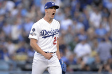 '뷸러 잘 던지고, 먼시 잘 치고' 다저스, NLDS 기선제압