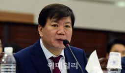 [포토]질의에 답하는 배성범 중앙지검장