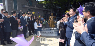 [포토]영등포구 타임스퀘어 앞에 세워진 평화의 소녀상