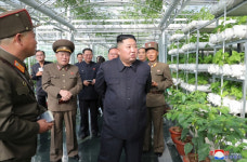 한달만에 등장한 김정은, 軍농장 현지지도..먹는 문제 풀어야