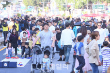 [포토]차 없는 대학로, 가족들의 나들이 장소