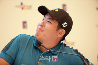 [포토] 단독선두 마감 한 안병훈 '솔직히 누가 우승할 지 모르겠어요'