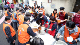 [포토]이데일리 & 더브릿지, 소외계층을 위한 사랑의 밥차