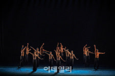 삶의 흔적, 춤이 되다…검은 돌: 모래의 기억