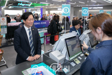 [포토]성윤모 산업통상자원부 장관, 2019 코리아세일페스타 첫번째 손님