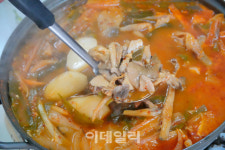 [강경록의 미식로드] 자연산 산버섯 총출동…얼큰한 ‘산버섯찌개’