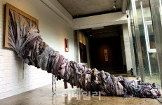 [e갤러리] 벽이 토해낸 나, 우리라면…김윤아 아무도 아닌 누군가