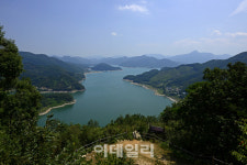 [토박이 명소③] 쓰레기의 유쾌한 반란 ‘충주오대호아트팩토리’