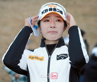 [포토] 안송이 '와이어 투 와이어로 생애 첫 우승 눈물만 나요'