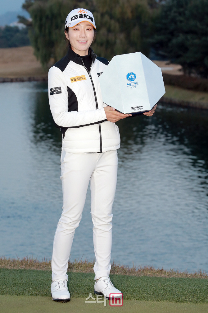 정윤지, KLPGA 투어 Sh수협은행 MBN 여자오픈에서 와이어 투 와이어 우승 달성