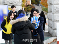 [포토]신규 수능시험장 지정된 문산에서 수험생 응원하는 최종환 파주시장