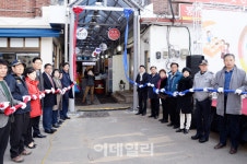 [포토]봉일천 전통시장 아케이드 준공 축하하는 최종환 파주시장