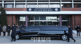 [포토]아주대 본관 지나는 김우중 前 대우그룹 회장 운구차량