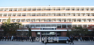 [포토]아주대학교 본관 지나는 김우중 前 대우그룹 회장 운구차량