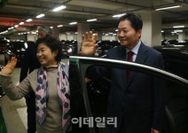 [포토] 농협 떠나는 김병원 회장 부부