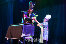 [포토] 마술쇼에 참여하는 어린이