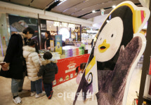 [포토]아이들에게 펭하~