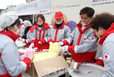 [포토] 대한적십자사, 서울역광장 떡국 봉사활동
