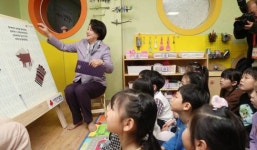 김정숙 여사, 서울 유일 ‘착한마을’ 찾아…구연동화도