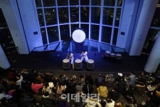 [포토]롯데월드타워 전망대 서울스카이, ‘설 특별 퓨전 난타 공연’ 열려